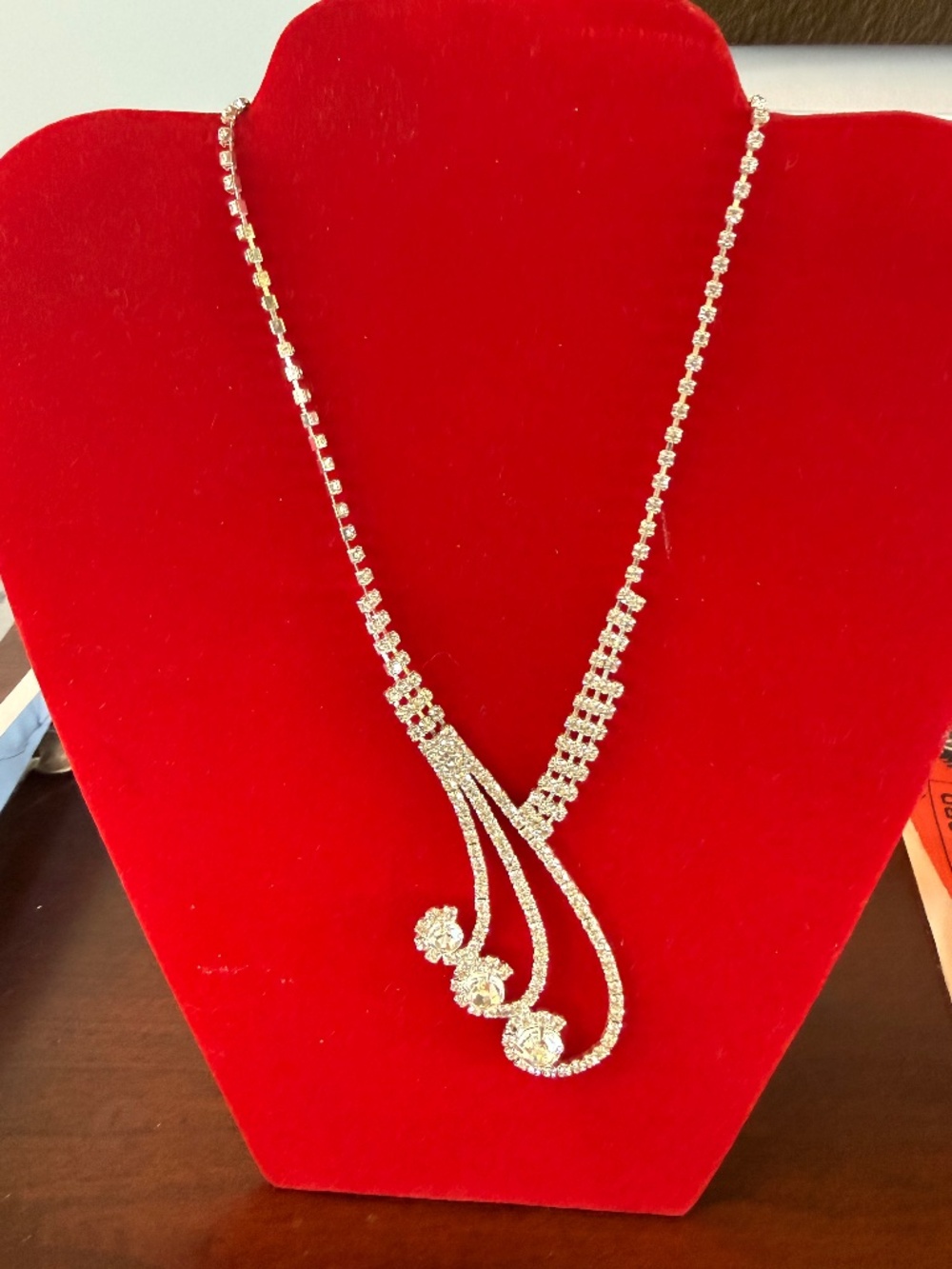 BEAUTIFUL NWOT RHINESTONE NECKLACE. WEDDING PROM